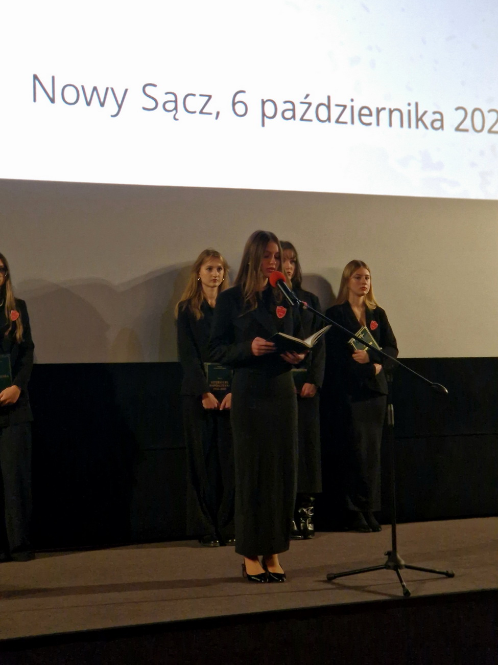 Zdjęcie Ślubowanie kl 1 2025 (45)ec655641-4e96-4122-a46f-ca4c4b12fed4.jpg w galerii Ślubowanie klas pierwszych (6.10.2025)